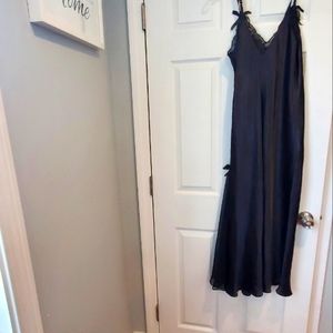 NWOT Oscar de la Renta Pink Label Satin Black Lace Trim Nightgown / Chemise Sz M